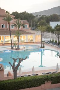 Der Swimmingpool an oder in der Nähe von Aparthotel Ciudad Laurel