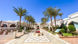 Club Reef Resort & Spa tesisinin dışında bir bahçe