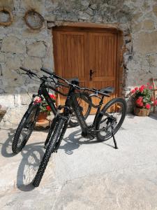 una bicicleta estacionada frente a un edificio en Holiday Farm Grofija en Ivančna Gorica