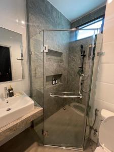 Ένα μπάνιο στο Trat Tara Boutique Hotel