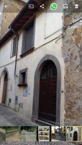 un bâtiment avec une porte marron sur son côté dans l'établissement Cuore del Borgo, à Sutri