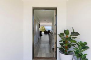 ヤラウォンガにあるElements on the Waters Edge, Yarrawongaの廊下