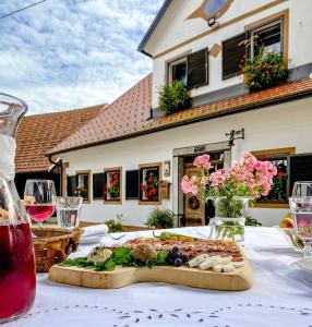 una mesa con un plato de comida encima en Holiday Farm Grofija en Ivančna Gorica