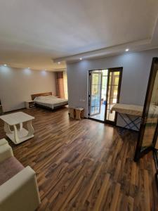 Tegirmenty的住宿－Коттедж лагуна сити，客厅铺有木地板,配有沙发和桌子