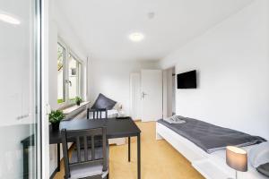 格平根的住宿－MONTEURWOHNUNG Göppingen GP04 RAUMSCHMIDE Apartments，一间卧室配有一张床和一张书桌