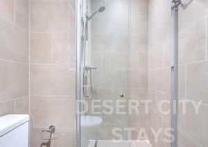 Kamar mandi di 2 Bed in Sobha Creek Vista Reserve with Burj Khalifa views hosted by Desert City Stays