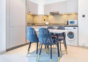 Dapur atau dapur kecil di 2 Bed in Sobha Creek Vista Reserve with Burj Khalifa views hosted by Desert City Stays