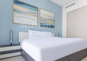 Tempat tidur dalam kamar di 2 Bed in Sobha Creek Vista Reserve with Burj Khalifa views hosted by Desert City Stays