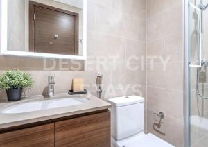 Kamar mandi di 2 Bed in Sobha Creek Vista Reserve with Burj Khalifa views hosted by Desert City Stays