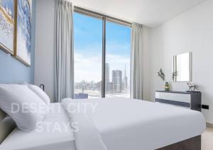 Tempat tidur dalam kamar di 2 Bed in Sobha Creek Vista Reserve with Burj Khalifa views hosted by Desert City Stays