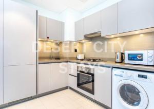 Dapur atau dapur kecil di 2 Bed in Sobha Creek Vista Reserve with Burj Khalifa views hosted by Desert City Stays
