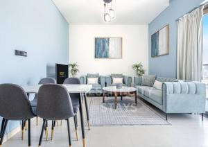 Posezení v ubytování 2 Bed in Sobha Creek Vista Reserve with Burj Khalifa views hosted by Desert City Stays