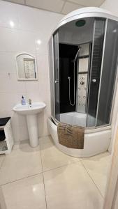Ett badrum på 31 Kotliarska MoishaHouse
