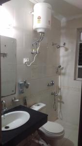 y baño con aseo y lavamanos. en first choice guest house pvt ltd, en Gurgaon
