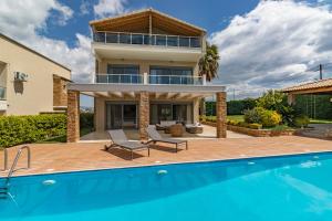 una villa con piscina e una casa di Nefeli & Dina Villas by Diomedes Group a Nea Moudania
