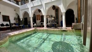 una gran piscina de agua en una habitación grande en Riad Jardin Des Rêves, en Marrakech