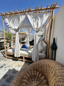 1 cama con cortinas blancas y dosel en Riad Jardin Des Rêves, en Marrakech
