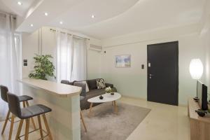 een woonkamer met een bank en een tafel bij Blue Dream in Piraeus