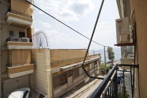 een uitzicht vanaf het balkon van een gebouw bij Blue Dream in Piraeus