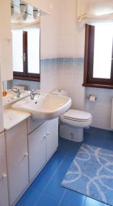 La salle de bains est pourvue d'un lavabo et de toilettes. dans l'établissement Rose Apartment, à Aoste