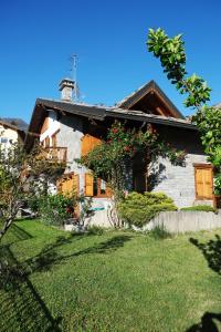 una casa con un patio delante de ella en Rose Apartment, en Aosta