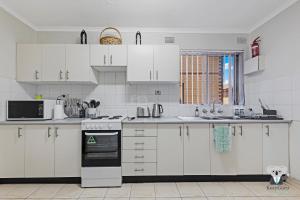 Kitchen o kitchenette sa KozyGuru / Westmead / 2 Bed Unit + Free Parking / Walk to Westmead Hospital / NWE022