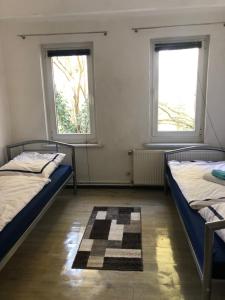 En eller flere senge i et værelse på Ferienwohnung mit 2 Schlafzimmern, ideal für Handwerker, Geschäftsreisende, Tagestouristen