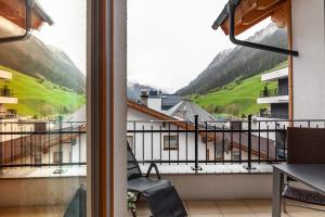 een balkon met uitzicht op een berg bij Alpenflora 2 in Ischgl