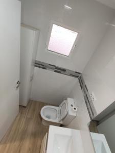 La salle de bains est pourvue de toilettes et d'une fenêtre. dans l'établissement Entre montañas, à Dos Aguas