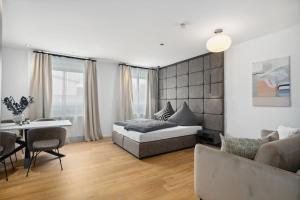ein Schlafzimmer mit Bett und ein Wohnzimmer in der Unterkunft ANYTIME - Rohrbach Apartments in Friedrichshafen