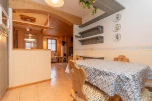 a kitchen and dining room with a table and chairs at Casa Soreje in Mazzin
