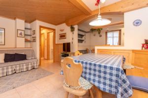 a kitchen and living room with a table and a couch at Casa Soreje in Mazzin