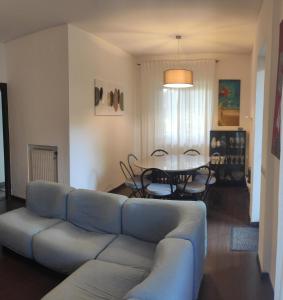 uma sala de estar com um sofá azul e uma mesa em Casa vacanze Il Parco em Manziana