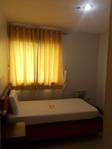 um quarto com uma cama grande e uma janela em WJV INN LAHUG em Cebu