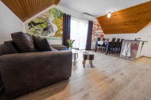 sala de estar con sofá y mesa en Apartmaji Koza en Zgornje Gorje