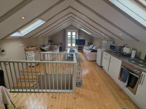 een keuken en een woonkamer met een gewelfd plafond bij Villa Skylight in Čilipi