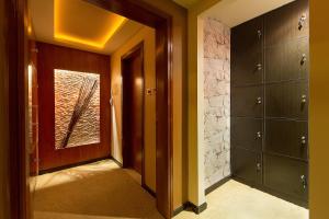 Lotus Grand Hotel في دبي: ممر حمام فيه باب ونافذة