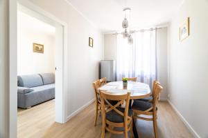 eine Küche und ein Esszimmer mit einem Tisch und Stühlen in der Unterkunft Victus Apartamenty, Apartament Chopin 2 in Sopot