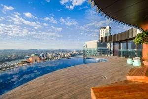 - une piscine au-dessus d'un bâtiment dans l'établissement Brisbane CBD 1 Bed APT Central / QBN550-607, à Brisbane