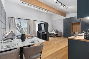 ein Esszimmer und ein Wohnzimmer mit Tisch und Stühlen in der Unterkunft ANYTIME - Rohrbach Apartments in Friedrichshafen