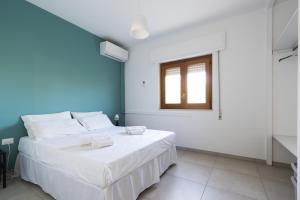 1 dormitorio con 2 camas y ventana en Visitsicilia Rosetta Mare, en Alcamo Marina