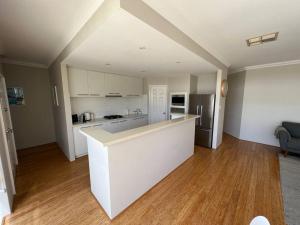 a kitchen with a white counter top in a room at Beachy Vibes in Karrinyup in Perth