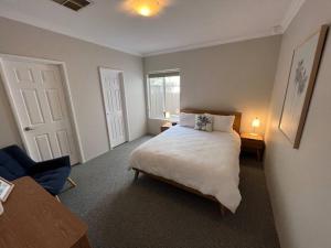 Un dormitorio con una cama grande y una ventana en Beachy Vibes in Karrinyup en Perth