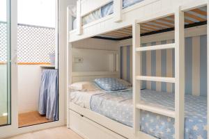 Zimmer mit Etagenbett in einem Schlafzimmer in der Unterkunft BN-5 Calella de Palafrugell 4 Pax in Calella de Palafrugell
