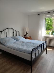 a large bed in a bedroom with a window at Van´s Zimmerglück in Borken