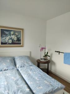 a bed in a bedroom with a painting on the wall at Van´s Zimmerglück in Borken