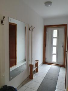 una habitación vacía con espejo y puerta en Casa Anette, en Sovata