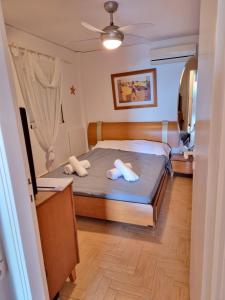 Postel nebo postele na pokoji v ubytování Korinthian sea view