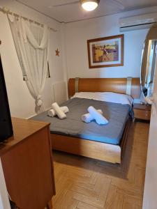 Postel nebo postele na pokoji v ubytování Korinthian sea view