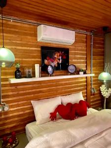 um quarto com uma cama e uma parede de madeira em Butiq Garden em Kemer